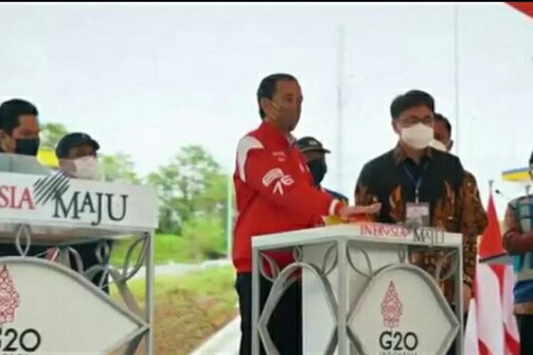 Presiden Jokowi saat meresmikan Jalan Tol Menado, Ruas Danowudu-Bitung . (Tangkapan layar YouTube Sekretariat Presiden.)