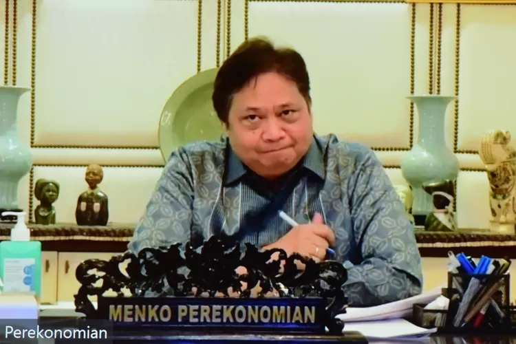 Menko Perekonomian Airlangg Hartarto memberikan keterangan pers usai Ratas Evaluasi PPKM melalui konferensi video, Minggu (27/2/2022) (Jay)