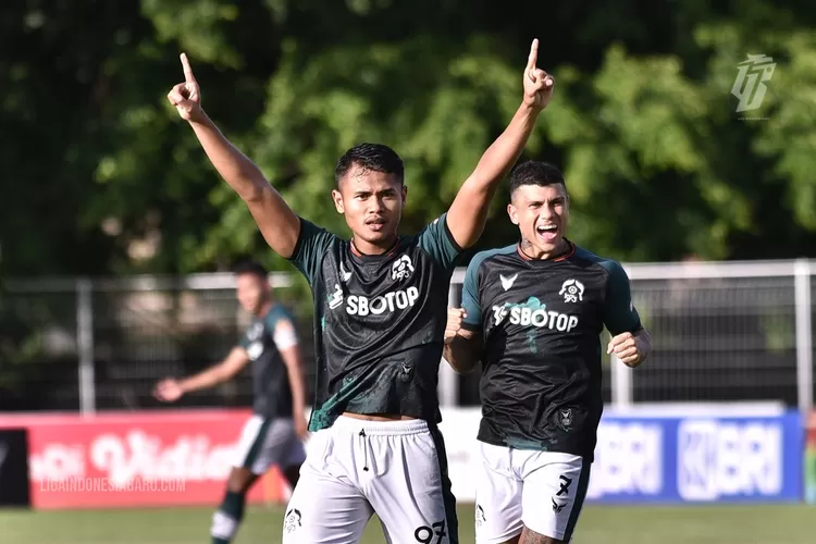 Striker Persikabo 1973 merayakan gol saat lawan PSS Sleman. Dimas Drajad dan Ciro Alves menjadi ancaman lini belakang PSIS Semarang saat bertemu di pekan ke-28 BRI Liga 1, sore ini. (dok LIB/HARRYHARTOMO)