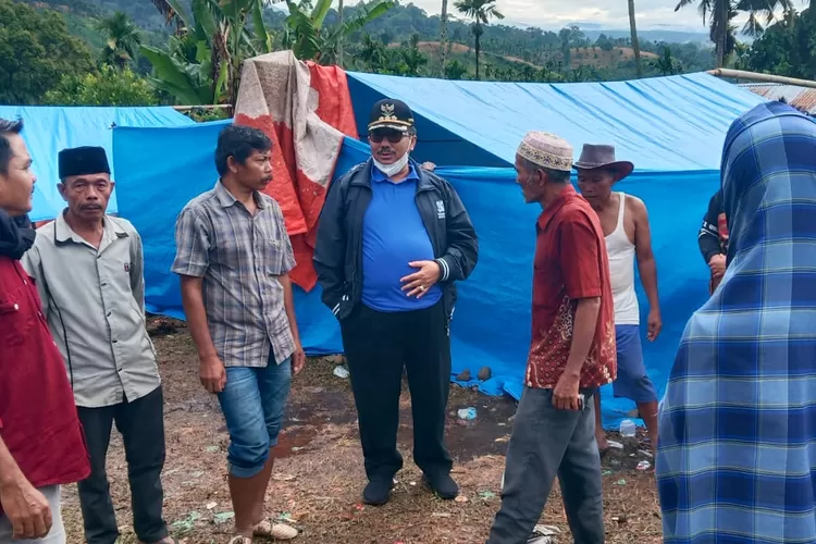 Bupati Pasaman, Benny Utama saat mengunjungi korban gempa Pasaman ditenda pengungsian beberapa waktu lalu.  (Dok Harianhaluan.com)