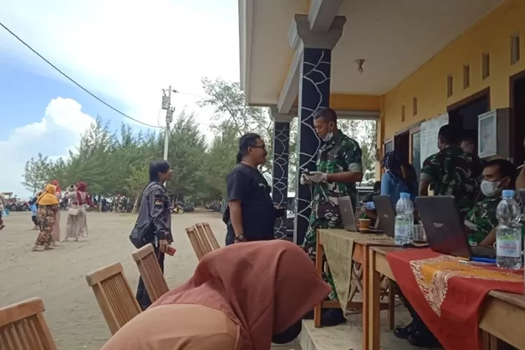 Vaksinasi booster di tempat wisata Kendal. Status Kendal PPKM Level 3 membuat seluruh tempat wisata Kendal kembali harus melakukan pembatasan maksimal 50 persen.  (edi prayitno/kontributor Kendal)