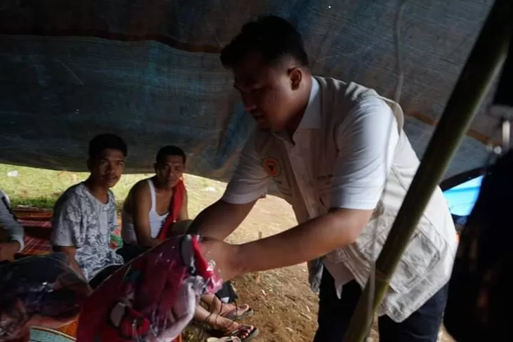 Dilokasi Pengungsian Gempa Pasbar, Cik Lis Terima Bantuan Kemanusiaan dari Sutan Riska