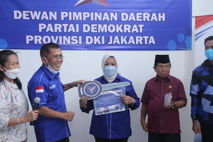 Ketua DPD Partai Demokrat DKI Jakarta  Mujiyono (kedua dari kiri) menyerahkan kunci mobil ambulance kepada ketua DPC Jakarta Selatan, Senin (1/3/2022).