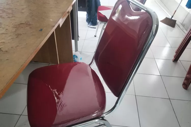 Satu Unit kursi warna merah di Balai Penyuluh KB Kecamatan Muara Beliti  (Klikanggaran/Iyan_L)