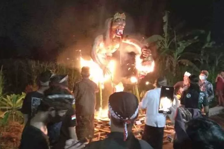 Ogoh-ogoh simbol energi buruk dibakar dalam upacara Mecaru oleh puluhan unat Hindu di Boyolali (Endang Kusumastuti)