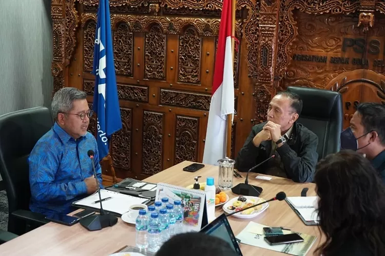 Duta Besar Republik Indonesia untuk Yunani Bebeb A.K. Nugraha Djundjunan berkunjung ke kantor PSSI. (pssi.org)