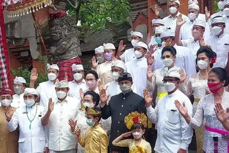 Gubernur DKI Jakarta ditengan tengah masyarakat Hindu  di acara menyongsong  Hari Nyepi, Kamis (3/3/2022).