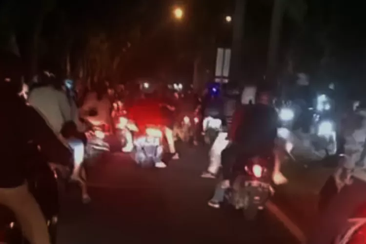Video amatir warga, kerusuhan suporter di Jalan Abdullah Bin Nuh (Kiriman warga)