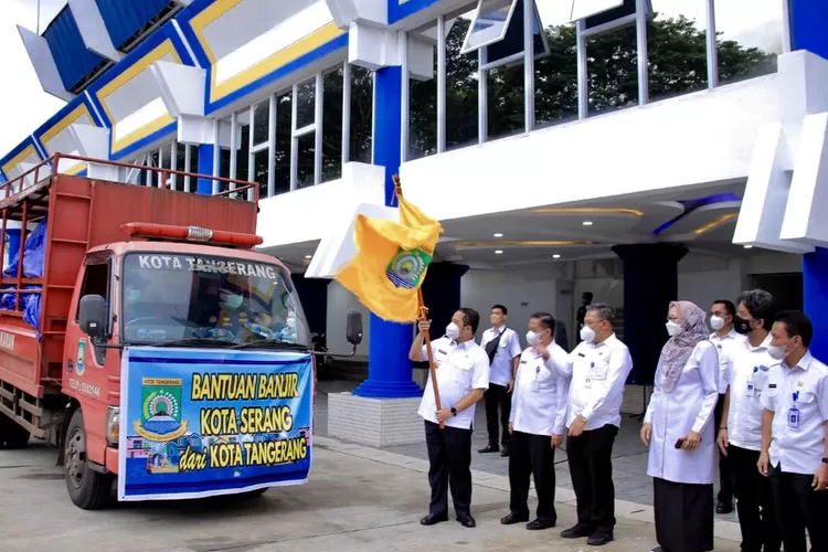 Wali Kota Tangerang H. Arief R. Wismansyah didampingi oleh Sekretaris Daerah Kota Tangerang Herman Suwarman melepas keberangkatan bantuan logisitik - Foto: Humas Pemkot Tangerang