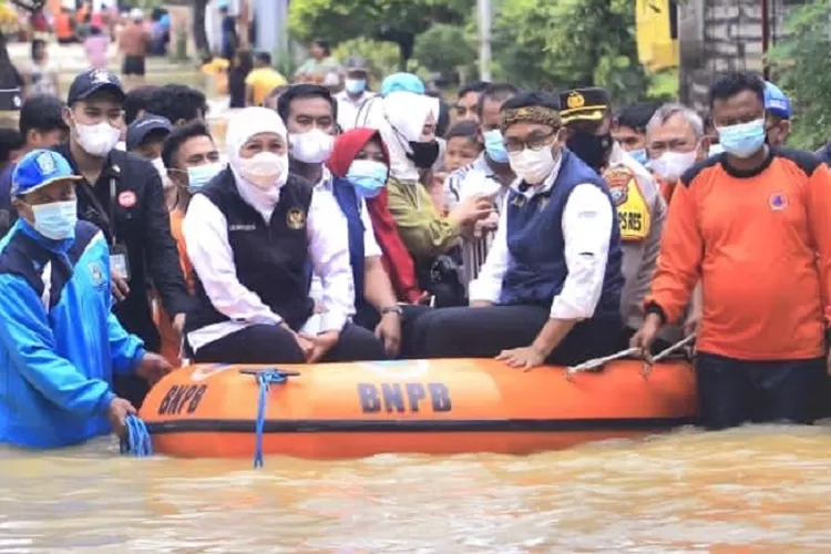 Gubernur jatim saat meninjau banjir di Pamekasan