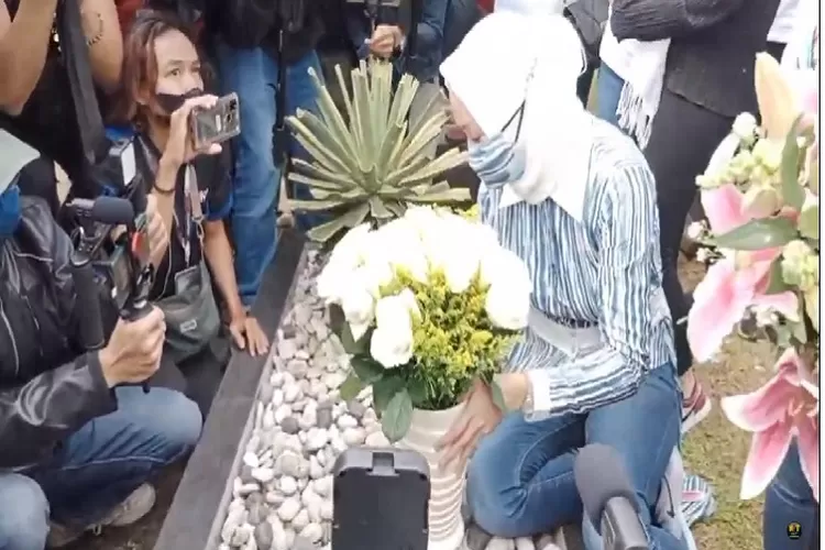 Angelina Sondakh Mengunjungi Makam Adjie Massaid , Bebas 3 Maret 2022 Setelah Menjalani Masa Penjara 10 Tahun (Tangkapan Layar Youtube Intens Investigasi)