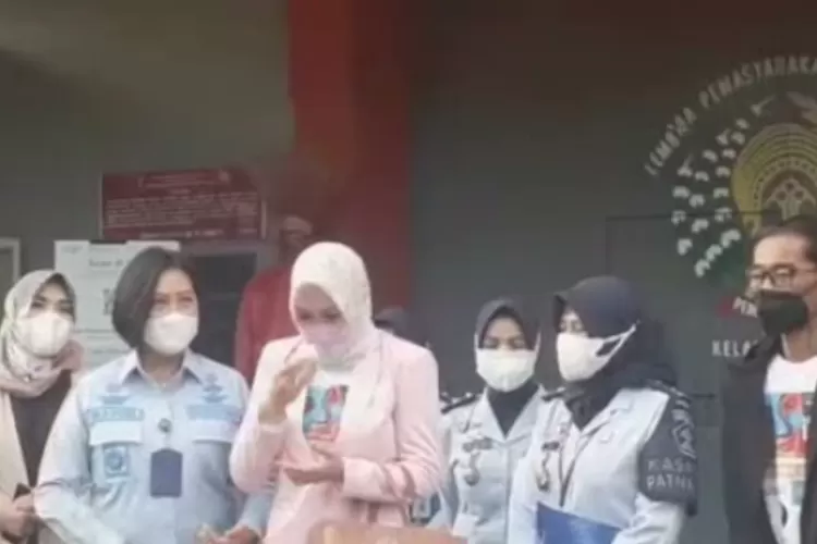 Berderai Air Mata Usai Bebas dari Penjara, Angelina Sondakh: Saya Minta Maaf Kepada Masyarakat Indonesia (Gorajuara/dok: Tangkapan Layar YouTube Intens Investigasi)