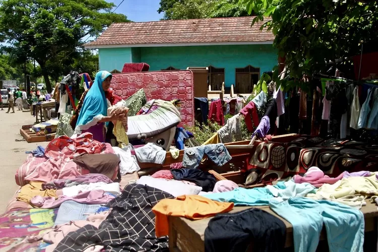 Seorang ibu nampak sedang menjemur pakaian yang masih layak pakai, pasca banjir merendam desa mereka - Foto: Henry Lukmanul Hakim 