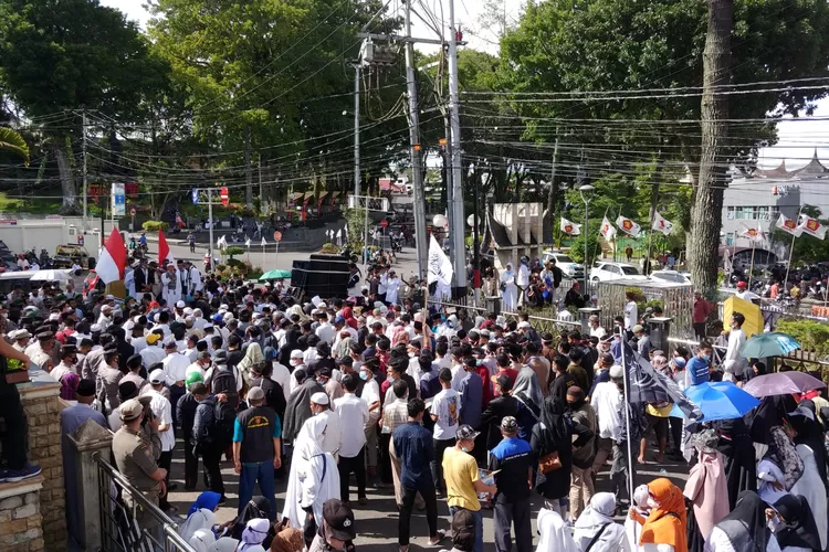 Aksi damai dari Aliansi Umat Islam Minangkabau Bukittinggi-Agan di depan Kantor DPRD Kota Bukittinggi (Vessco Davian)
