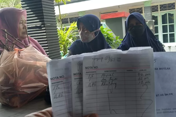 Warga menunjukkan bahan pangan yang didapat dari e-warung. Warga merasa dirugikan oleh sejumlah pihak yang memaksa membelanjakan dana BPNT lewat e-warung tertentu.  (Foto : Arif Zaini Arrosyid)