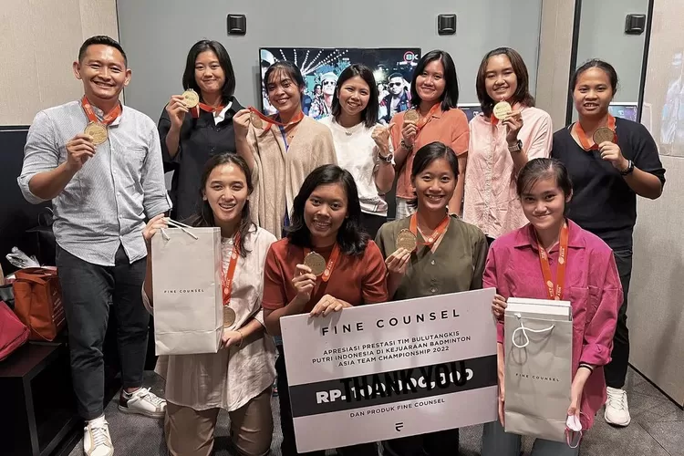 Greysia Polii Memberi Hadiah Sekaligus Ungkapan Berkesan atas Tim Putri Indonesia yang Menjuarai BATC 2022 (Instagram @greyspolii)