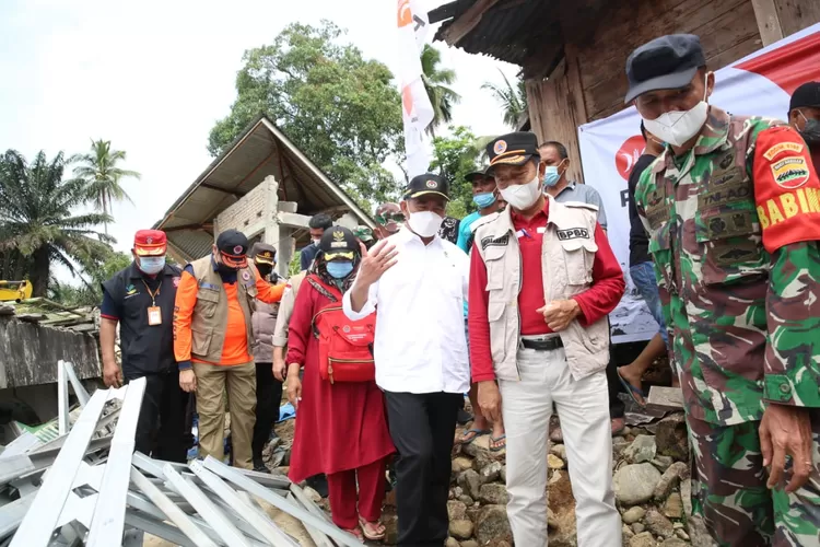 Menteri Koordinator Bidang Pembangunan Manusia dan Kebudayaan (Menko PMK) Muhadjir Effendy Saat Mengunjungi Lokasi Gempa