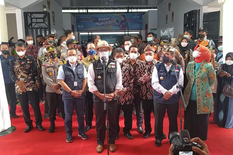 Gubernur Jawa Barat, Ridwan Kamil meresmikan Pasar Pasalaran Kabupaten Cirebon pada Jumat, 4 Maret 2022. 