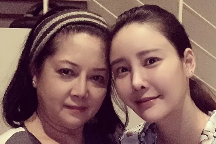 Permintaan maaf dua teman Tangmo Nida Diterima sang Ibu (Instagram/@melonp.official)