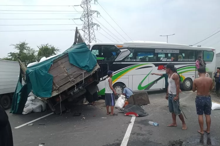 Heboh! Kecelakaan Bus Dan Truk Di Tol Surabaya, Motifnya Gegara ...