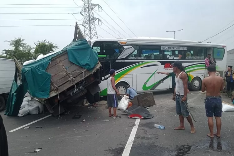 Korban tewas saat bus pengangkut rombongan peziarah asal Palembang bertabrakan dengan truk, bertambah 1 orang