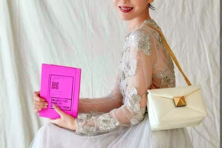  Aktris Korsel Son Ye Jin posting foto memakai gaun putih rancangan Valentino. ( Foto: Instagram @yejinhand)