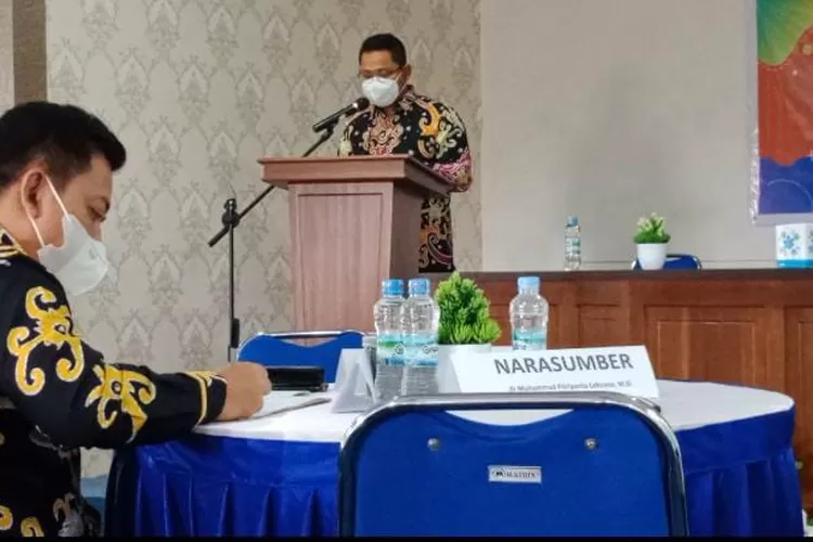 PENANGANAN COVID-19 - Ketua PKBI Kalteng dr Muhammad Fitriyanto Leksono saat bicara di pertemuan koordinasi untuk menyosialisasikan, berkoordinasi, dan menerima masukan-masukan untuk turut berkontribusi pada penanganan Covid-19 di Kota Palangka Raya, belum lama ini  (Tim Kalteng Lima 06)