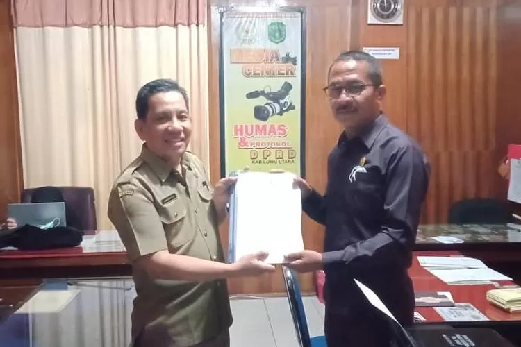 Penyerahan dokumen LKPj Bupati Luwu Utara kepada DPRD, Senin (7/3/2022), di Ruang Media Center Humas DPRD.  (Dok. LHR)