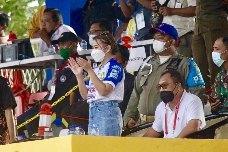 Ibu Bayi Ajaib Prilly Latuconsina hadir memberikan semangat kepada tim kesayangannya Persikota Tangerang  - Foto: Henry Lukmanul  Hakim