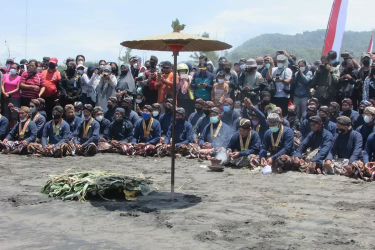 Prosesi ritual labuhan di Gunung Merapi di Kinahrejo Sleman. (Dinas Kebudayaan DIY)
