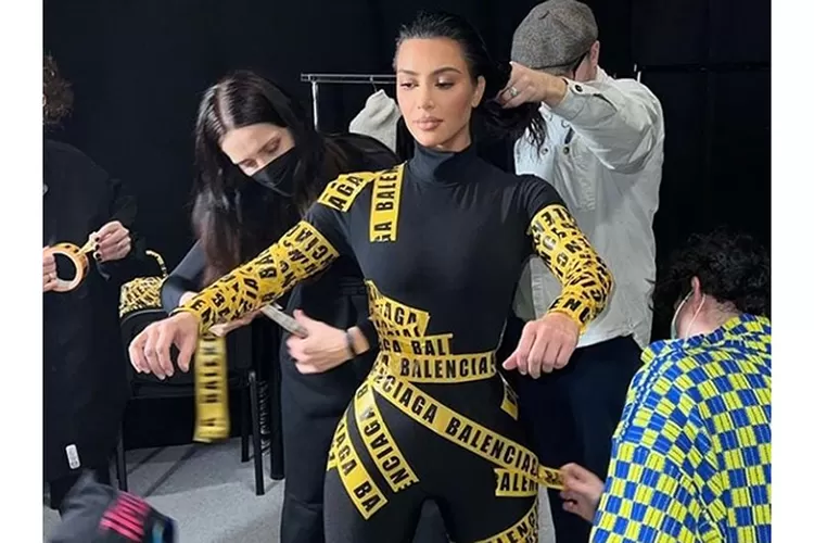 Kim Kardashian balut tubuhnya dengan selotip Balenciaga.  (Foto: Instagram @kimkardashian)