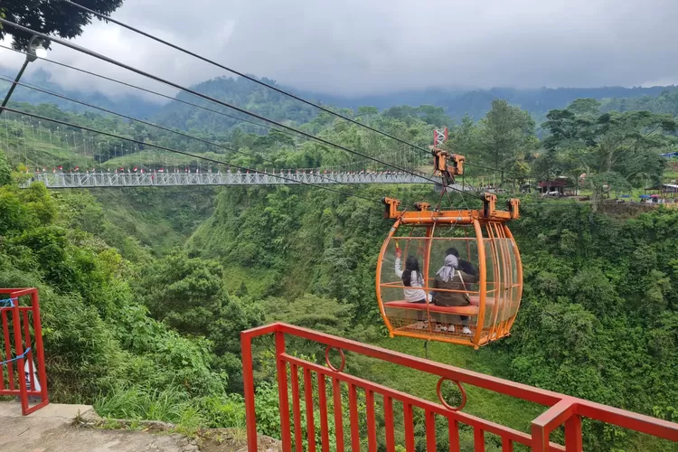 Jembatan gantung dan gondola daya tarik Girpasang. (Istimewa)