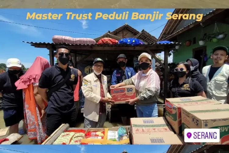Ketua Master Trust Peduli Natalia Rusli menyerahkan bantuan kepada korban banjir di Serang, Banten. (Istimewa)