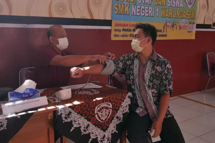 Guru SMKN 1 Warungasem mendapat vaksin booster.   Foto: Muslihun kontributor Batang