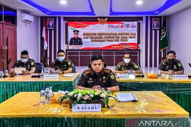 Kepala Kejaksaan Negeri Sabang Choirun Parapat saat mengikuti pengajuan restorative justice dalam perkara atas nama tersangka ARM melanggar Pasal 362 KUHP bersama Jaksa Agung Muda Bidang Tindak Pidana Umum (Jampidum) Kejaksaan RI Fadhil Zumhana secara virtual di Kota Sabang, Senin (7/3/2022).  (ANTARA/HO-Humas Kejari Sabang)