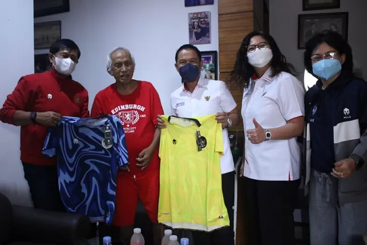 PSSI mengunjungi mantan pelatih Timnas Wanita Indonesia era 80 hingga 90-an, Muhardi pada Selasa (8/3/2022) di kediamannya kawasan Kramat, Jakarta. (pssi.org)