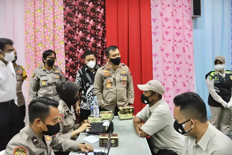 Kapolda Jawa Tengah Irjen Pol Achmad Lutfi saat memantau pelaksanaan vaksin booster untuk pekerja dan buruh di PT Asia Pasific Fiber Kaliwungu Kendal Rabu 09 Maret 2022. (edi prayitno/kontributor Kendal)