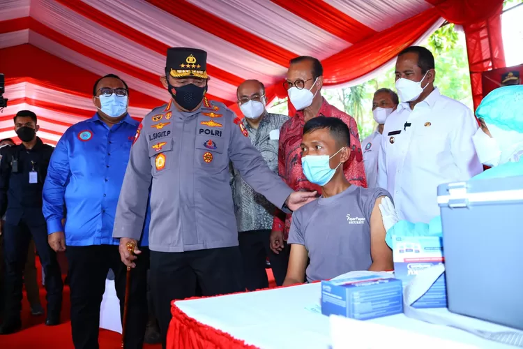 Kapolri Jenderal Pol Listyo Sigit meninjau pelaksanaan vaksin booster untuk buruh KSPI di Bekasi Jabar. (Humas Polri)