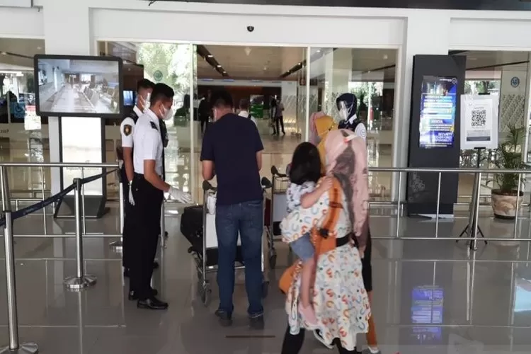 Sejumlah penumpang saat menunjukkan aplikasi sudah divaksinasi dua kali persyaratan untuk perjalanan udara domestik di Bandara Adi Soemarmo Boyolali, Jateng, Rabu (9/3/2022).  (ANTARA/Bambang Dwi Marwoto)