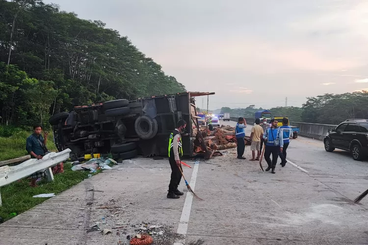 Identitas Korban Kecelakaan Karambol Ruas Tol Batang-Semarang Libatkan 4 Kendaraan, 2 Tewas (Ayosemarang.com/Muslihun)