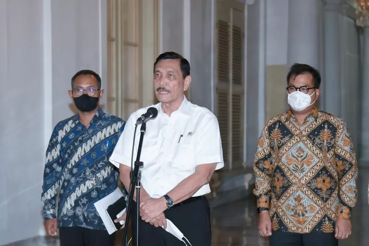 Presiden Joko Widodo menerima laporan hasil kunjungan Menko Marinves, Luhut Binsar Pandjaitan, ke Riyadh, Arab Saudi, beberapa waktu lalu.  (BPMI)