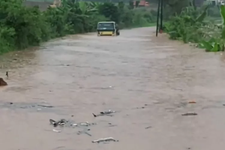 Jalan Banjir di Wonosegoro Batang, Truk Nyaris Tenggelam (Instagram @bandarupdate)
