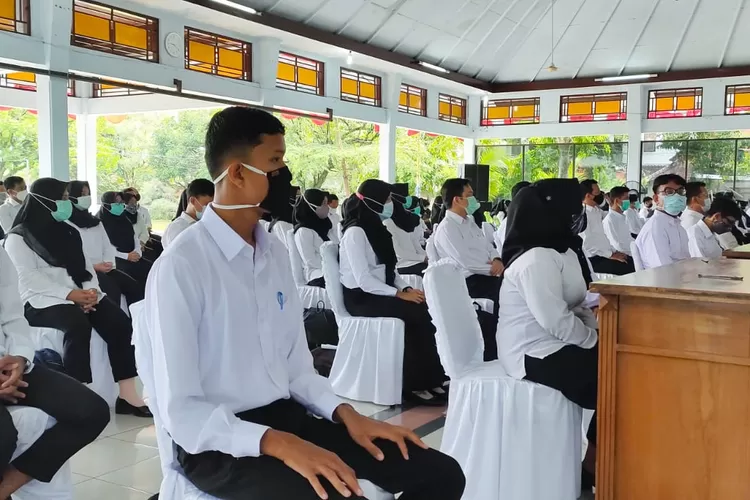 Sejumlah CPNS tahun 2020 Pemkab Batang saat menerima SK.   Foto: dok