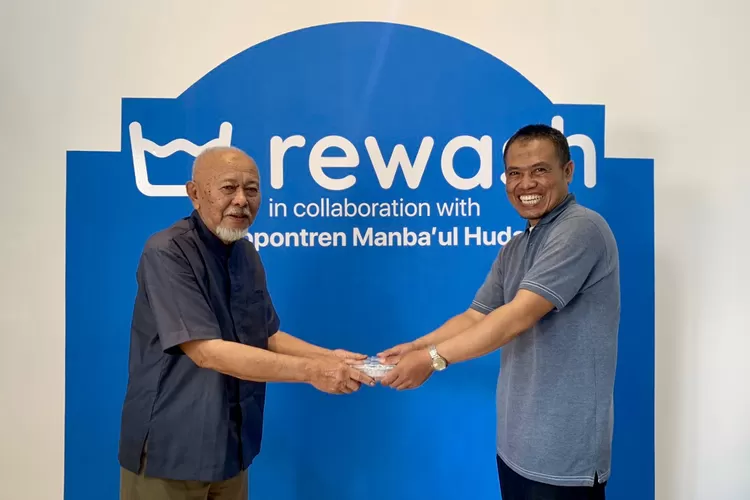 Mudir Am PPI 110 Manbaul Huda., H. Amin Al Husaini secara simbolik memberikan reward uang tunai diterima oleh ustaz Zaky Farhan - Foto: Dokumentasi Manbaul Huda 