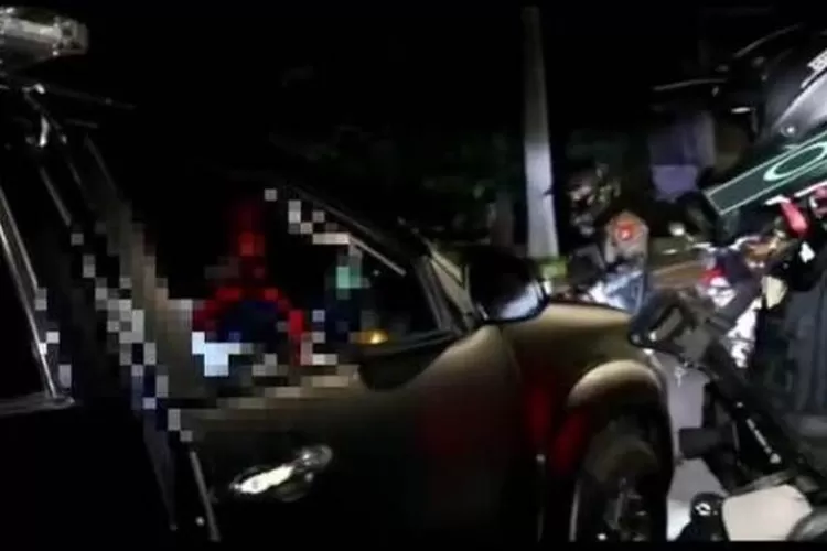 Tim Patroli Perintis Presisi Polres Metro Depok menghentikan mobil komedian Daus Mini di Jalan Margonda Raya, Kota Depok, Jawa Barat. (G. Winfarto)