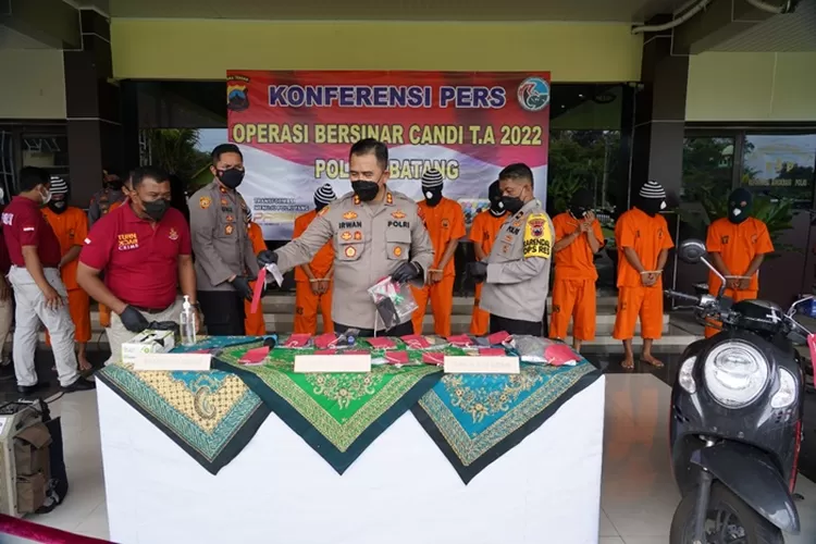 Kapolres Batang AKBP M Irwan Susanto melalui saat konferensi pers, Kamis 10 Maret 2022. Pihaknya mengungkap enam kasus tindak pidana narkoba, dengan total sembilan pelaku yang menjadi tersangka.  (Muslihun/Kontributor Batang)