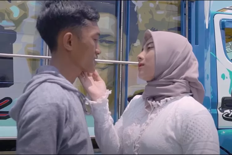 Lirik Dalam Sepiku Kaulah Canduku, Lagu Cintaku Rendi Andika ft. Miita Mpot. (youtube.com/BlackTeam Music Channel) (Silvia)