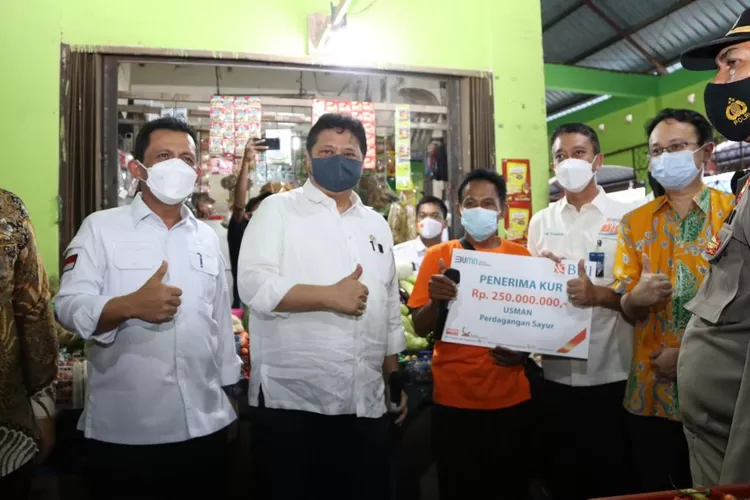 Menko Airlangga Hartarto meyakini dukungan industri jasa keuangan nyata mempercepat pemulihan ekonomi nasional seperti yang ditunjukkan penerima KUR bagi salah satu pedagang sayur di Pasar Induk di Bandar Lampung (AG Sofyan)