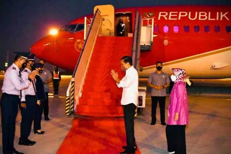 Presiden Joko Widodo beserta Iriana Joko Widodo bertolak ke DIY untuk selanjutnya menghadiri Dies Natalis ke-46 UNS (Foto: Laily Rachev - Biro Pers Sekretariat Presiden)