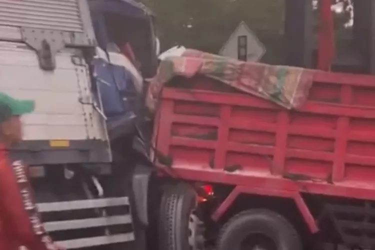 Kecelakaan Karambol Ungaran, Truk Ringsek, Sepeda Motor Hancur, Lalu Lintas Macet (Instagram @kejadiansmg)